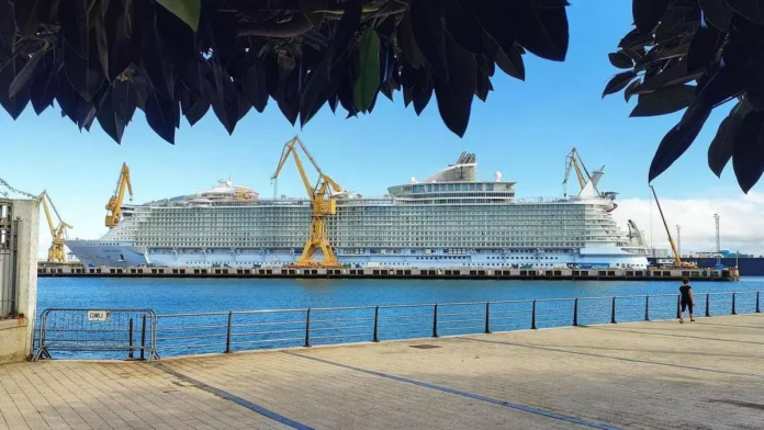 Dos trabajadores resultan heridos a causa de una explosión en un crucero en la factoría de Navantia en Cádiz